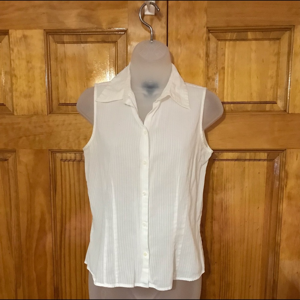 Ladies Ann Taylor White Transparent Sleeveless Button Down Blouse 
Size Small 4…